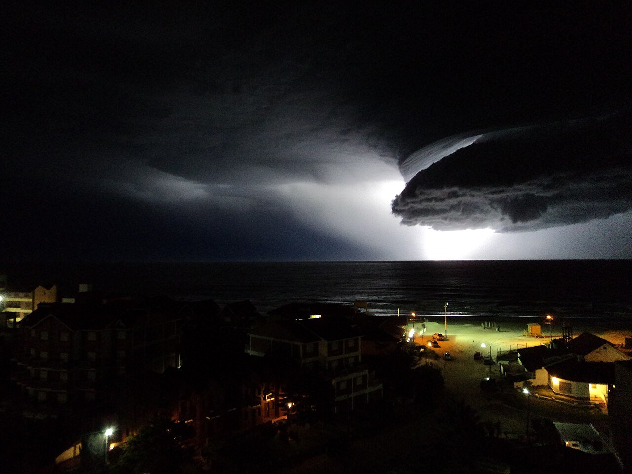 Alerta por tormentas fuertes, viento y zonda en varias provincias del país
