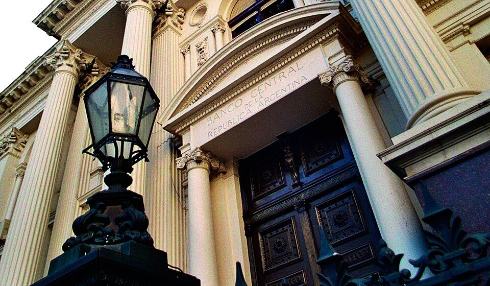 El salario mínimo subirá en ocho cuotas mensuales hasta abril de 2027