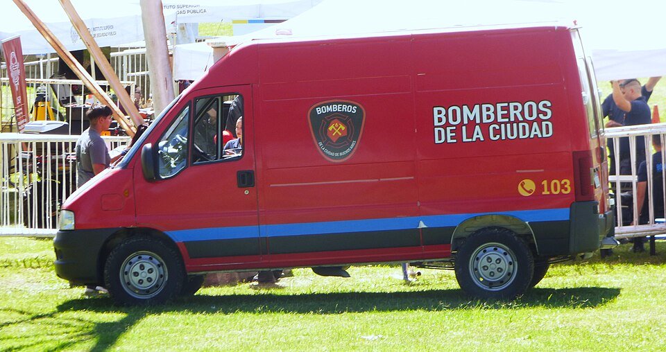 Un camión de bomberos chocó contra la vieja cárcel de Caseros y dejó diez heridos en Constitución