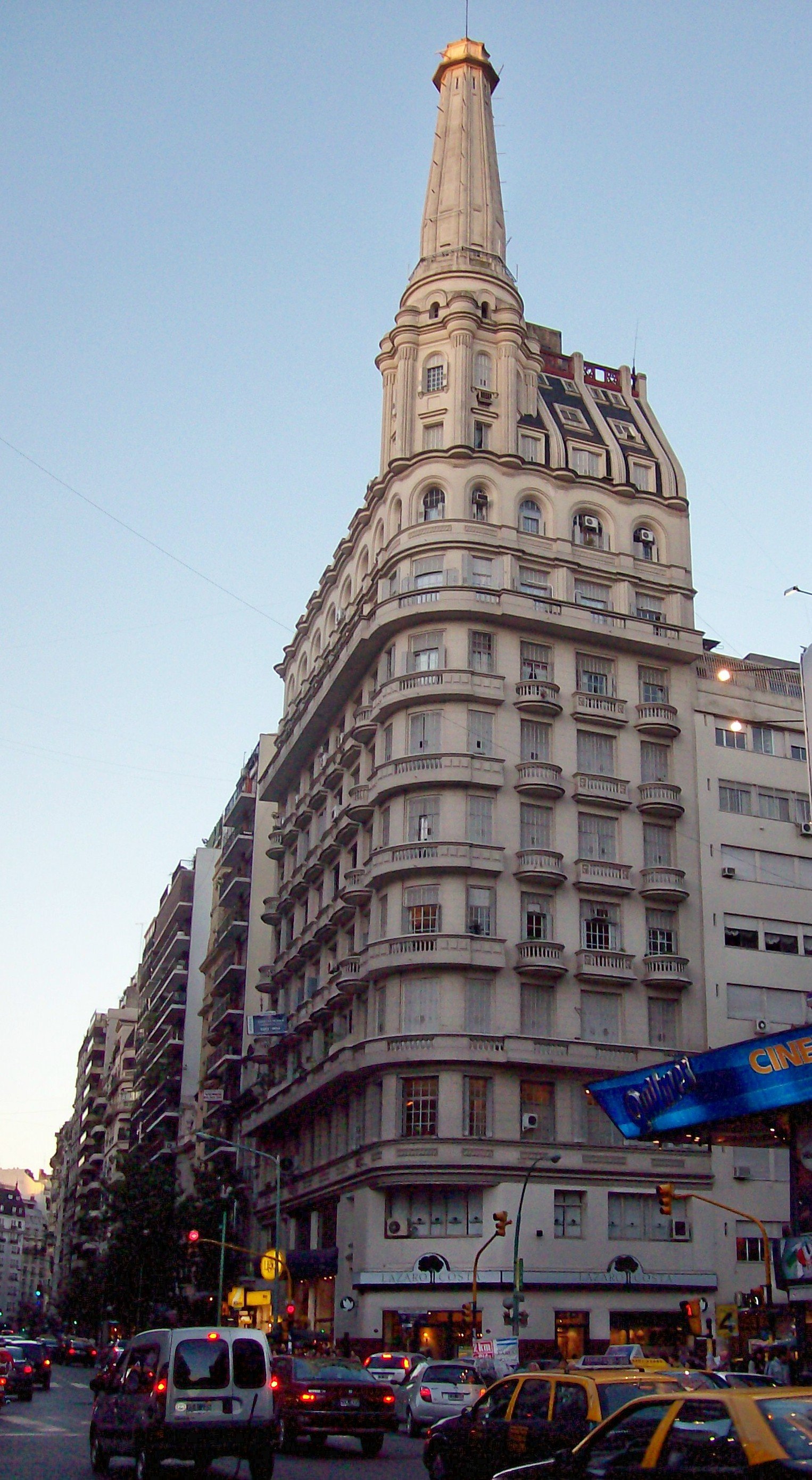 Incendio en un edificio de 13 pisos de Recoleta: cinco personas asistidas por el SAME